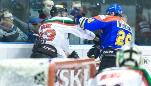 Starcie między Michaelem Kolarzem (L) z GKS Tychy i Filipem Wielkiewiczem (P) z TatrySki Podhale Nowy Targ