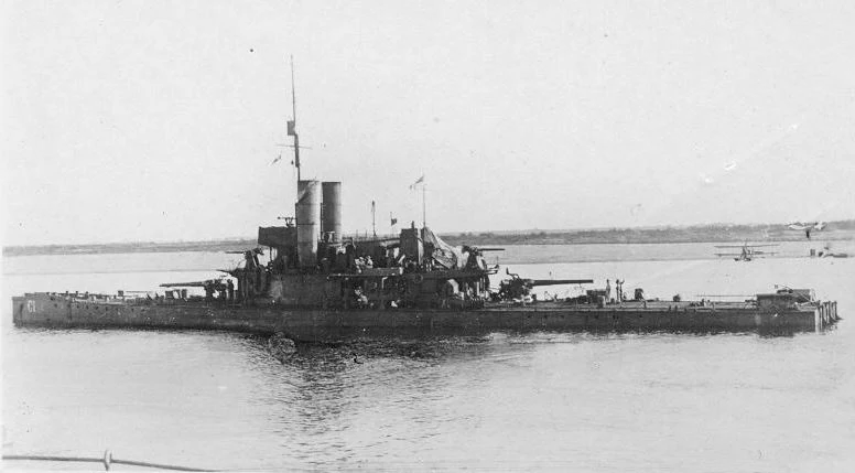 Kanonierka typu "Insect", HMS "Cicala" na Dwinie. W tle widocze samoloty eskadry rzecznej