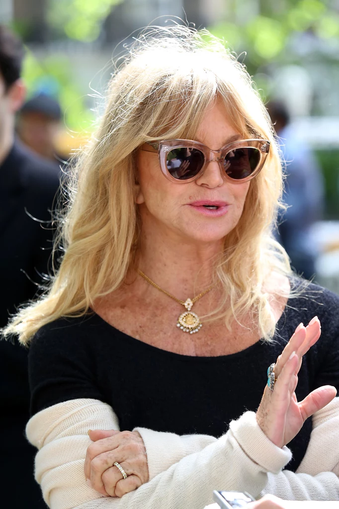 Co oznacza pierścionek na palcu Goldie Hawn?