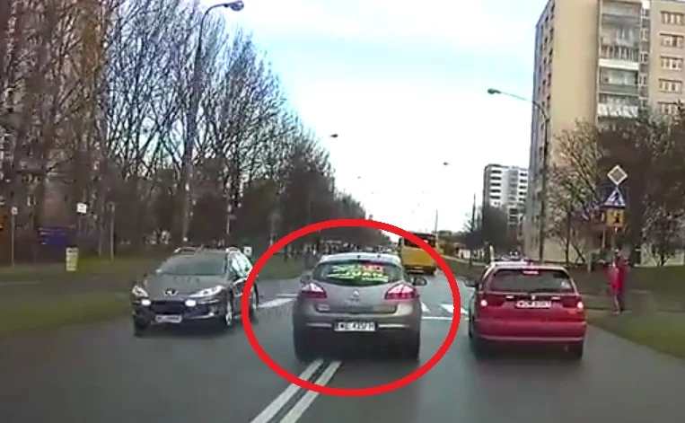 Kierowca Renault Megane postanowił wyprzedzić na przejściu dla pieszych