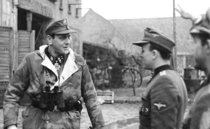 SS-Sturmbannführer Otto Skorzeny (z lewej) jeden z twórców planu zamachu na Stalina