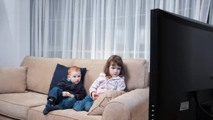 Nie zostawiaj dziecka przed telewizorem. Sprawdź, czym to grozi