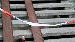 Znicz przed budynkiem mieszkalnym w Rudzie Śląskiej, gdzie znaleziono ciała matki i jej dwóch synów