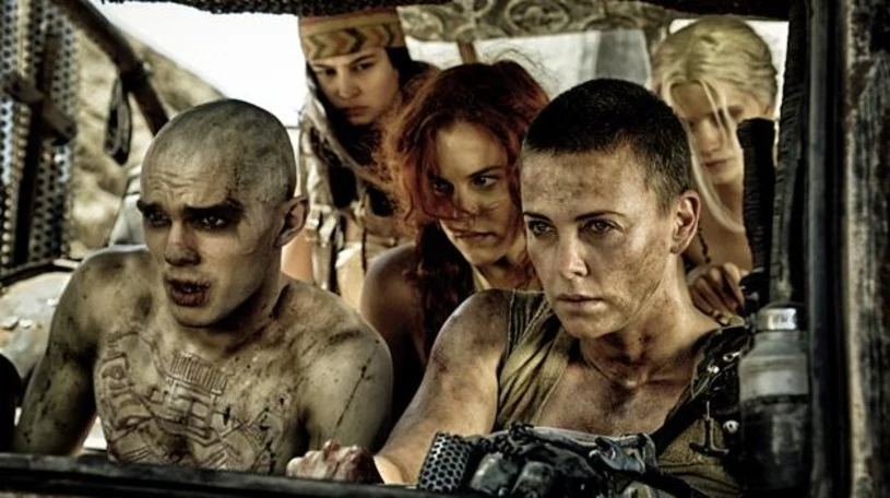 Nicholas Hoult i Charlize Theron w filmie "Mad Max: Na drodze gniewu" Nicholas Hoult i Charlize Theron w filmie "Mad Max: Na drodze gniewu"