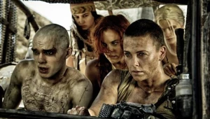 Nicholas Hoult i Charlize Theron w filmie "Mad Max: Na drodze gniewu"