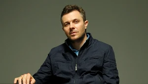 46-letni aktor od lat przyśpiesza bicie kobiecych serc. Kochają się w nim ekranowe bohaterki oraz fanki przed telewizorami