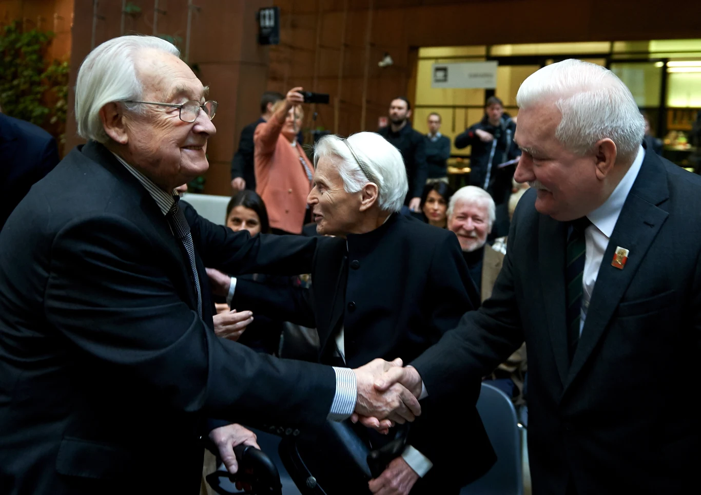 Były prezydent RP, legendarny przywódca Solidarności Lech Wałęsa (P) wita się z reżyserem Andrzejem Wajdą (L) podczas uroczystości "Epitafium pamięci ofiar Grudnia '70"