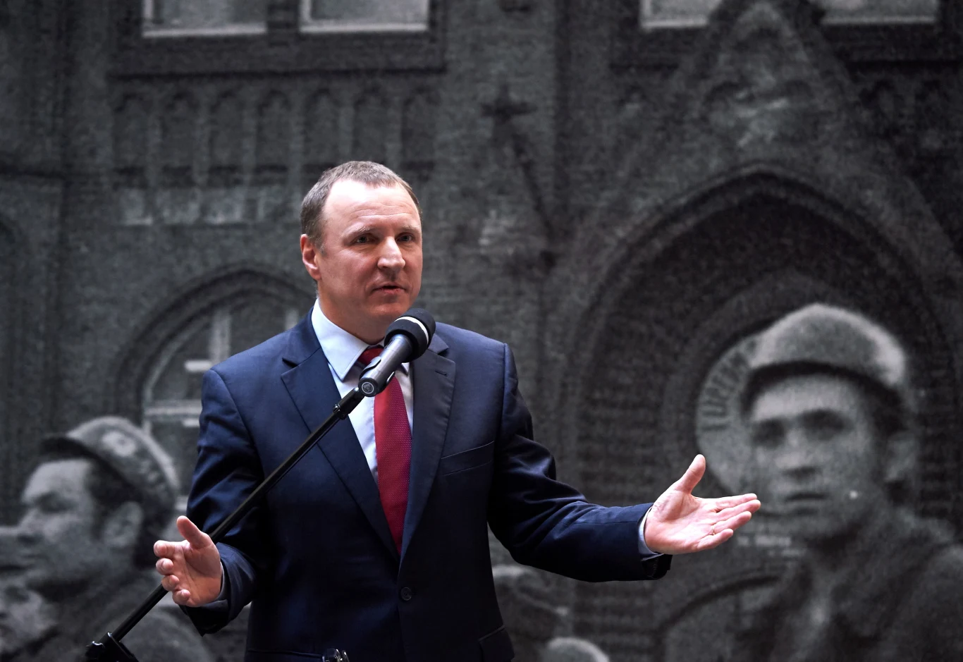 Wiceminister kultury i dziedzictwa narodowego Jacek Kurski przemawia podczas uroczystości "Epitafium pamięci ofiar Grudnia '70"