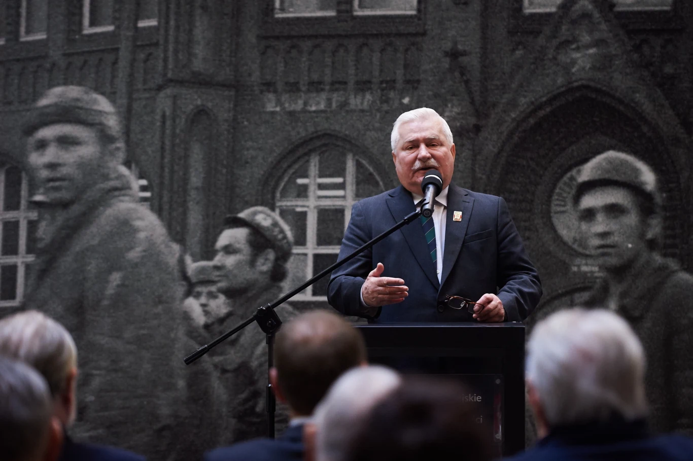 Były prezydent RP, legendarny przywódca Solidarności Lech Wałęsa (P) przemawia podczas uroczystości "Epitafium pamięci ofiar Grudnia '70"