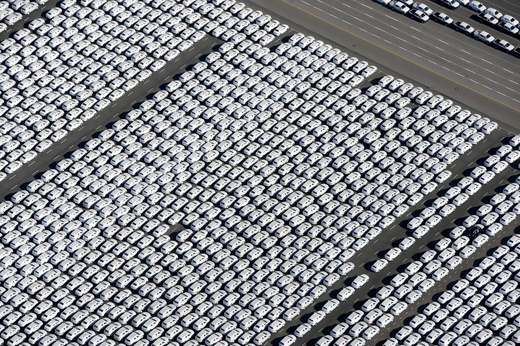 Magazyn gotowych do sprzedaży Volkswagenów w Emden