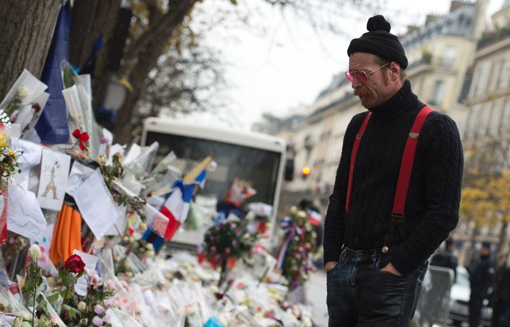 Jesse Hughes (Eagles Of Death Metal) oddaje hołd ofiarom pod halą Bataclan