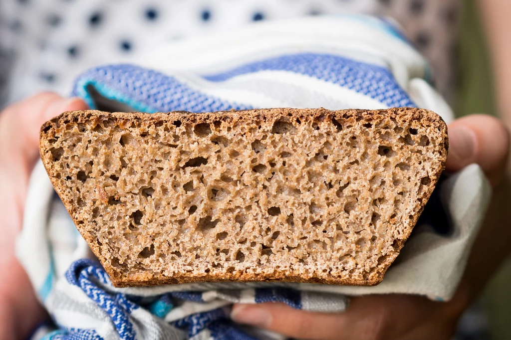 Do przechowywania chleba lepiej wykorzystać materiałową ściereczkę lub ręcznik kuchenny, niż folię aluminiową czy też spożywczą