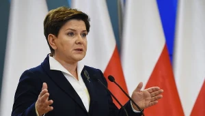 Premier Beata Szydło podczas konferencji prasowej w KPRM (w słynnej już koszuli)