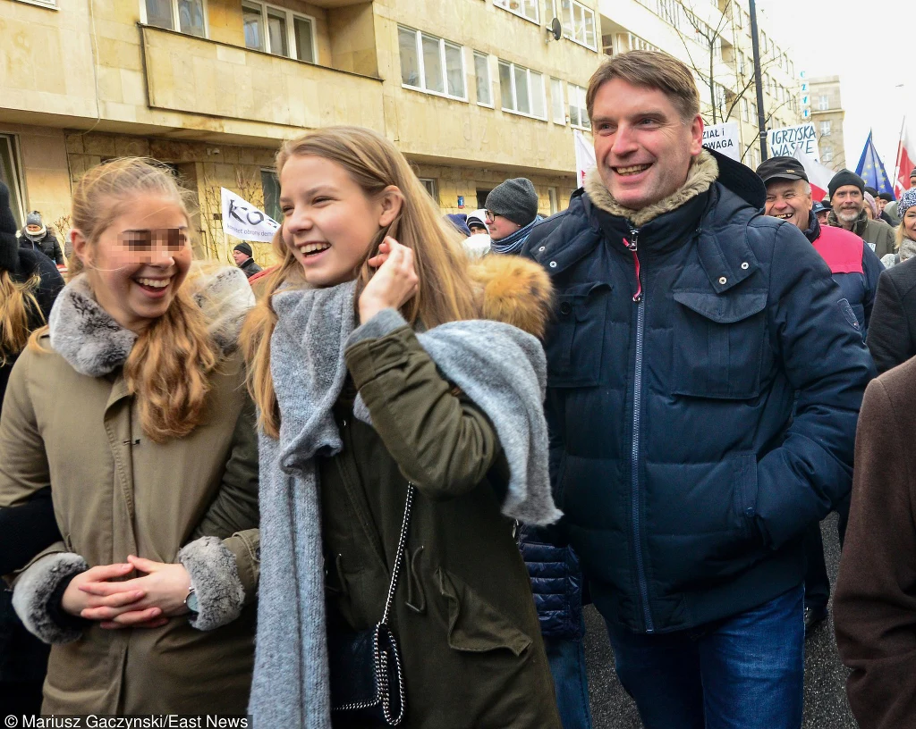Tomasz Lis z córką na marszu KOD Tomasz Lis z córką na marszu KOD