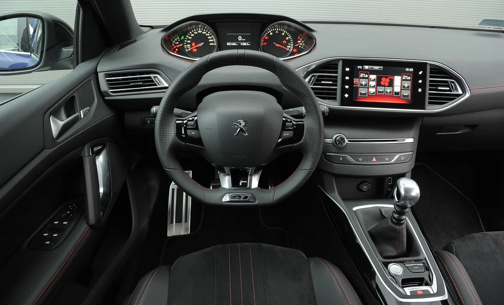 Kierownica wykończona perforowaną skórą i czerwone przeszycia to wyróżniki GT. Klimatyzację ustawia się poprzez ekran dotykowy z czerwonym tłem. Kierownica wykończona perforowaną skórą i czerwone przeszycia to wyróżniki GT. Klimatyzację ustawia się poprzez ekran dotykowy z czerwonym tłem.