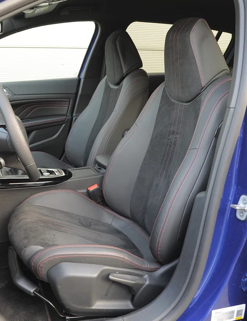 Duży zakres regulacji wygodnych, dobrze trzymających na boki sportowych foteli. Plus za oparcie ustawiane pokrętłem. (kliknij, żeby powiększyć) Duży zakres regulacji wygodnych, dobrze trzymających na boki sportowych foteli. Plus za oparcie ustawiane pokrętłem. (kliknij, żeby powiększyć)