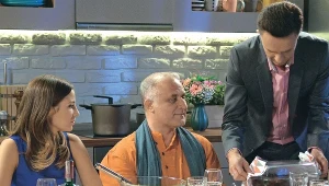 Artur zaprasza instruktora do domu na kolację. Wieczór kończy się karczemną awanturą 