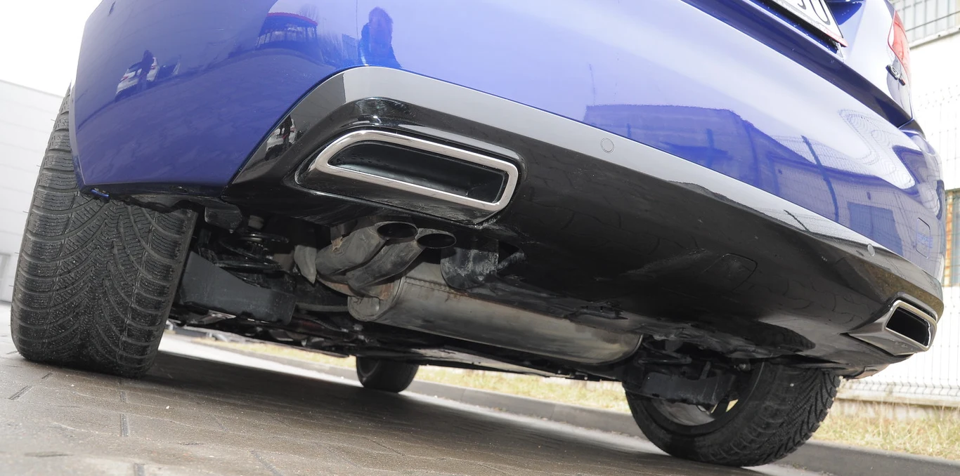 Dwie końcówki układu wydechowego to zabieg stylistyczny, (spotykany zresztą w wielu innych modelach). Rury nawet do nich nie dochodzą. (kliknij, żeby powiększyć) Dwie końcówki układu wydechowego to zabieg stylistyczny, (spotykany zresztą w wielu innych modelach). Rury nawet do nich nie dochodzą. (kliknij, żeby powiększyć)