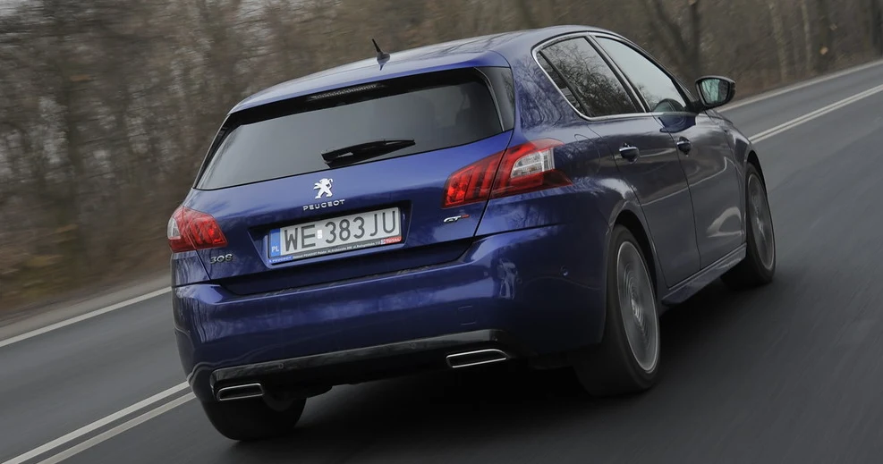 Z zewnątrz wyróżnikami wersji GT są m.in. poszerzone progi, tylny zderzak z czarnym dyfuzorem oraz 18-calowe obręcze aluminiowe. Auto wygląda świetnie. Z zewnątrz wyróżnikami wersji GT są m.in. poszerzone progi, tylny zderzak z czarnym dyfuzorem oraz 18-calowe obręcze aluminiowe. Auto wygląda świetnie.