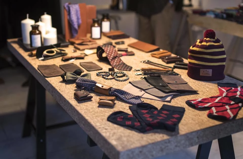 Dandy Yourself Pop Up Store Dandy Yourself to miejsce dla mężczyzn ceniących elegancję. To także przestrzeń gdzie można bez pudła upolować świąteczne prezenty dla męża, narzeczonego, taty, dziadka . A jest z czego wybierać: ręcznie szyte poszetki marki Dandy Yourself w limitowanej edycji, bransoletki męskie z kamieni półszlachetnych, skarpety kultowej marki Kabak i oryginalne wzory od More’a, krawaty vintage o unikatowych wzorach, ekskluzywne koszule ze 100-procentowej bawełny o podwójnym splocie (two-ply) Jamesa Buttona Zapraszamy do świata Dandy Yourself do 23 grudnia. Pop Up Store Dandy Yourself Ul. Ogrodowa 10/26 w Warszawie Foto: Mateusz Marjański Dandy Yourself Pop Up Store Dandy Yourself to miejsce dla mężczyzn ceniących elegancję. To także przestrzeń gdzie można bez pudła upolować świąteczne prezenty dla męża, narzeczonego, taty, dziadka . A jest z czego wybierać: ręcznie szyte poszetki marki Dandy Yourself w limitowanej edycji, bransoletki męskie z kamieni półszlachetnych, skarpety kultowej marki Kabak i oryginalne wzory od More’a, krawaty vintage o unikatowych wzorach, ekskluzywne koszule ze 100-procentowej bawełny o podwójnym splocie (two-ply) Jamesa Buttona Zapraszamy do świata Dandy Yourself do 23 grudnia. Pop Up Store Dandy Yourself Ul. Ogrodowa 10/26 w Warszawie Foto: Mateusz Marjański