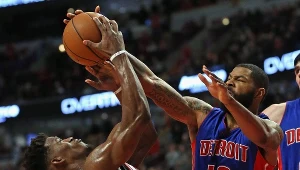 Jimmy Butler (Pistons) blokuje rzut Marcusa Morrisa (Bulls)