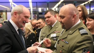 Minister obrony narodowej Antoni Macierewicz dzieli się opłatkiem po świątecznym koncercie