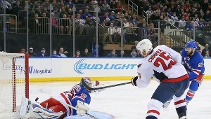 Jason Chimera strzela gola w meczu z New York Rangers
