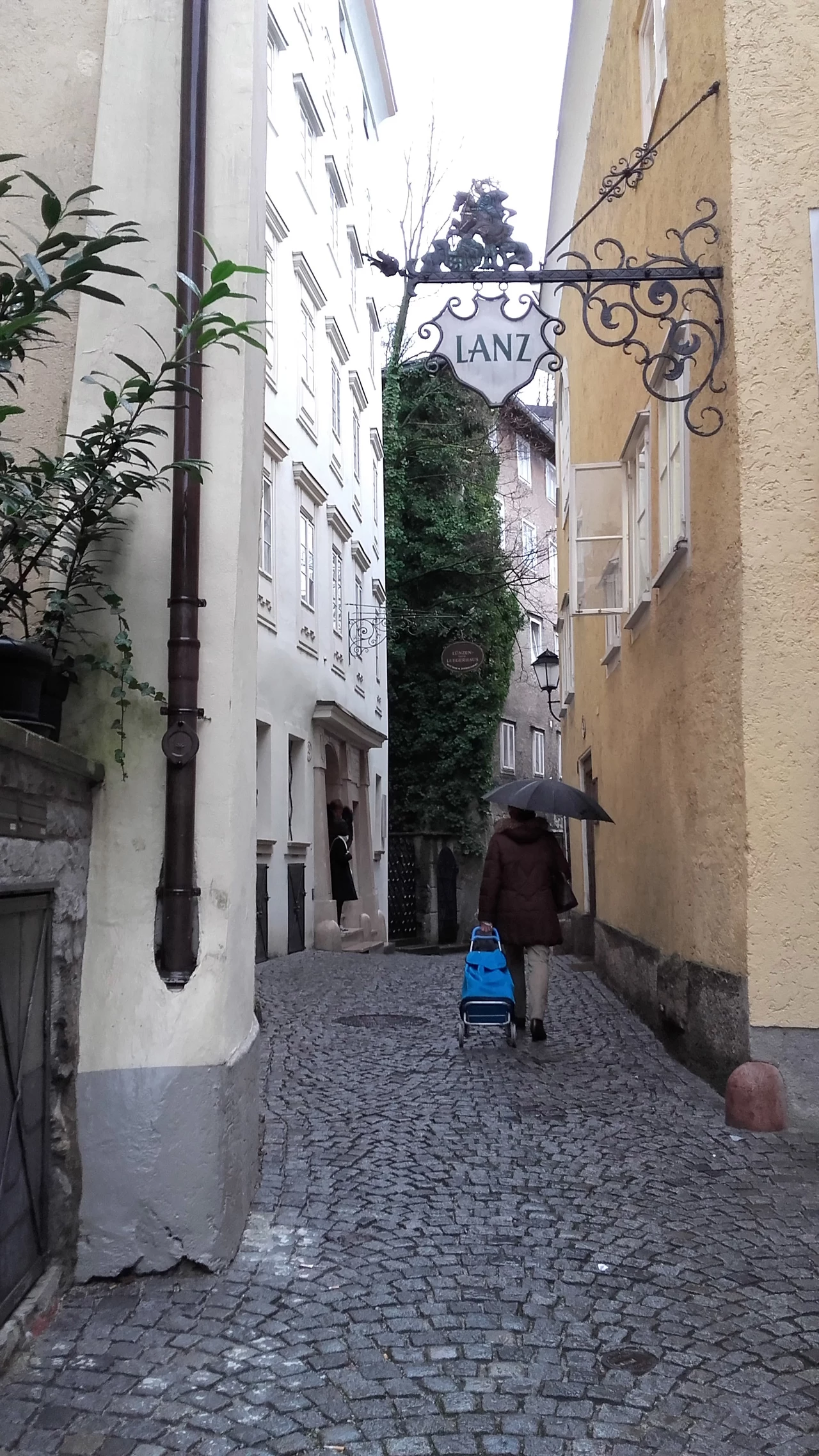 Dziś Steingasse jest spokojną uliczką z dala od turystycznego zgiełku