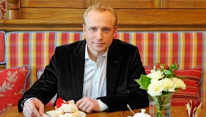 Piotr Adamczyk w swojej restauracji Stary Dom