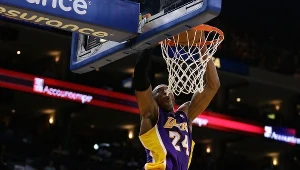 Kobe Bryant wkłada piłkę do kosza