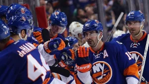 Hokeiści New York Islanders cieszą się z gola