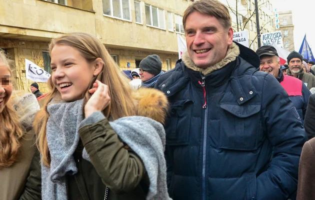 Tomasz Lis z córką na manifestacji KOD