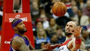 Marcin Gortat (z prawej) i DeMarcus Cousins