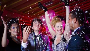 Gry i zabawy na sylwestra w domu. Jak spędzić ostatnią noc w roku w świetnej atmosferze?