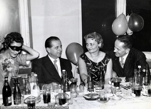 Warszawa, bal sylwestrowy, 1957 rok; Zdjęcie z archiwum Elżbiety Moczarskiej Warszawa, bal sylwestrowy, 1957 rok; Zdjęcie z archiwum Elżbiety Moczarskiej