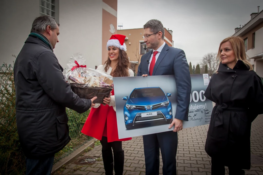 Moment wręczenia prezentu właścicielowi pięciotysięcznego Aurisa Hybrid