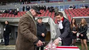 Prof. Janusz Filipiak i wiceprezes Cracovii Jakub Tabisz są w szampańskim nastroju po występach piłkarzy i hokeistów.