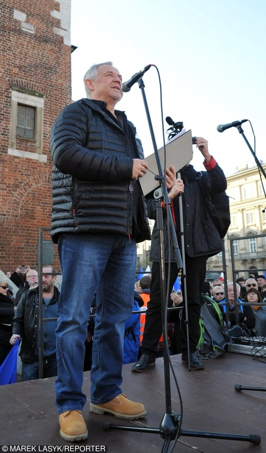 Marek Kondrat na manifestacji KOD