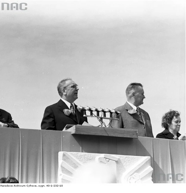 Edward Gierek i Piotr Jaroszewicz na trybubue podczas pochodu pierszwszomajowego (1973 r.) Edward Gierek i Piotr Jaroszewicz na trybubue podczas pochodu pierszwszomajowego (1973 r.)