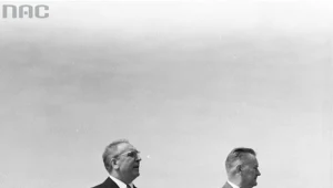 Edward Gierek i Piotr Jaroszewicz na trybubue podczas pochodu pierszwszomajowego (1973 r.)