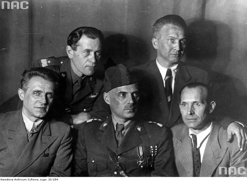 Dowódcy Armii Polskiej w ZSRR. W pierwszym rzędzie: gen. Michał Karaszewicz-Tokarzewski, gen. Władysław Anders, gen. Mieczysław Boruta-Spiechowicz. Stoją: gen. Zygmunt Bohusz-Szyszko, płk dypl. Leopold Okulicki Dowódcy Armii Polskiej w ZSRR. W pierwszym rzędzie: gen. Michał Karaszewicz-Tokarzewski, gen. Władysław Anders, gen. Mieczysław Boruta-Spiechowicz. Stoją: gen. Zygmunt Bohusz-Szyszko, płk dypl. Leopold Okulicki