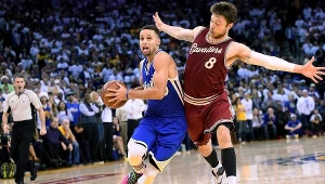 Stephen Curry (z lewej) w meczu z Cleveland Cavaliers