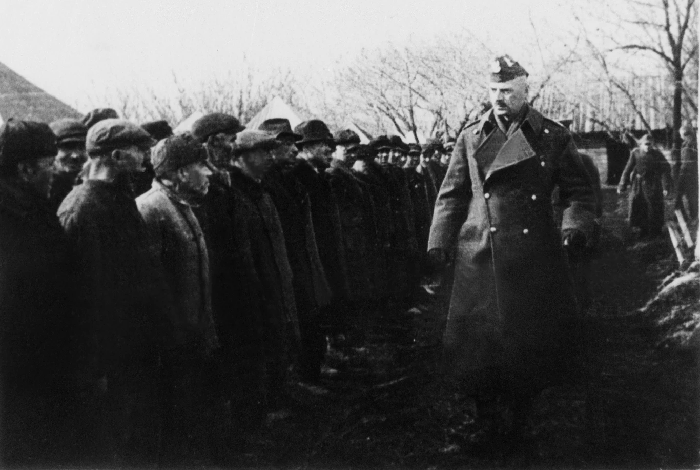 Generał Władysław Anders wśród żołnierzy uratowanych z sowieckich łagrów Generał Władysław Anders wśród żołnierzy uratowanych z sowieckich łagrów