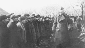 Generał Władysław Anders wśród żołnierzy uratowanych z sowieckich łagrów