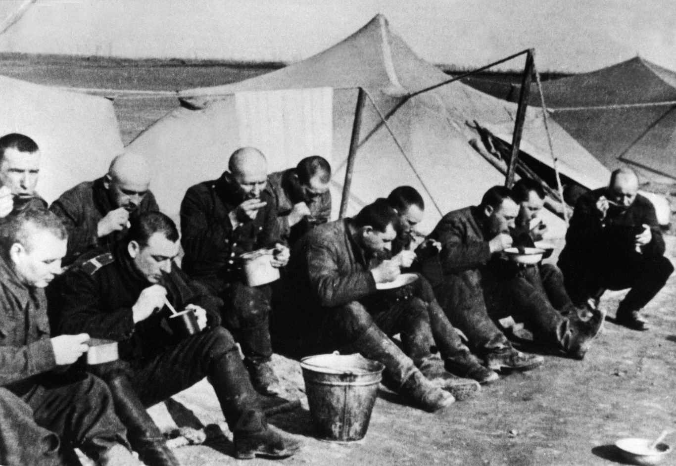 Posiłek żołnierzy-tułaczy, którym udało się dotrzeć do obozu Armii Polskiej w ZSRR Posiłek żołnierzy-tułaczy, którym udało się dotrzeć do obozu Armii Polskiej w ZSRR