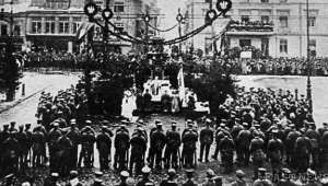 Msza polowa odprawiana po wypędzeniu Niemców pod obalonym pomnikiem Germanii , 05.01.1919