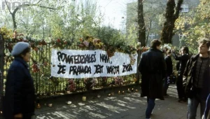 Pogrzeb księdza Jerzego Popiełuszki - okolicznościowy transparent (archiwum fotograficzne Edwarda Hartwiga)