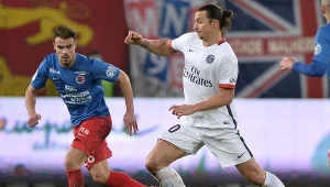 Zlatan Ibrahimović (w białym stroju) w akcji