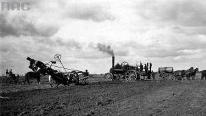 Orka ziemi w Wielkopolsce przy pomocy pługa parowego (rok 1927)