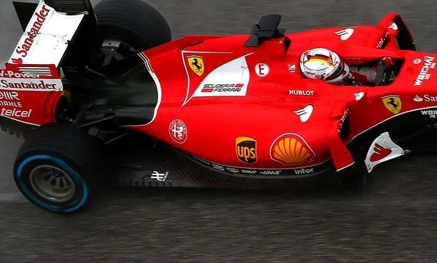 Bolid Scuderia Ferrari, ale z boku oznaczenie Alfa Romeo